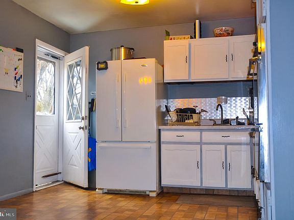 4th image of 16 Bittersweet Rd