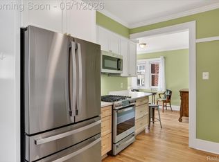 925 Nottingham Rd, Grosse Pointe, MI 48230