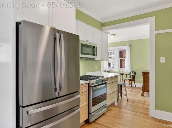 927 Nottingham Rd, Grosse Pointe, MI 48230