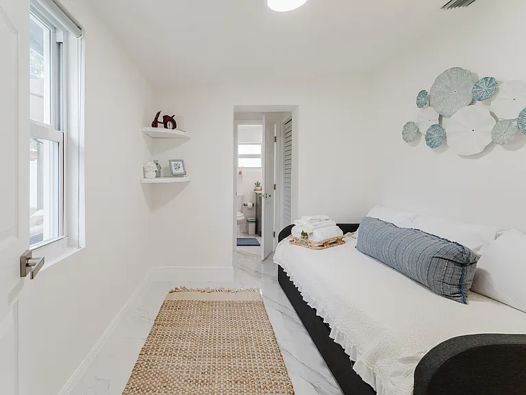 817 SW 17th St — Photo 9