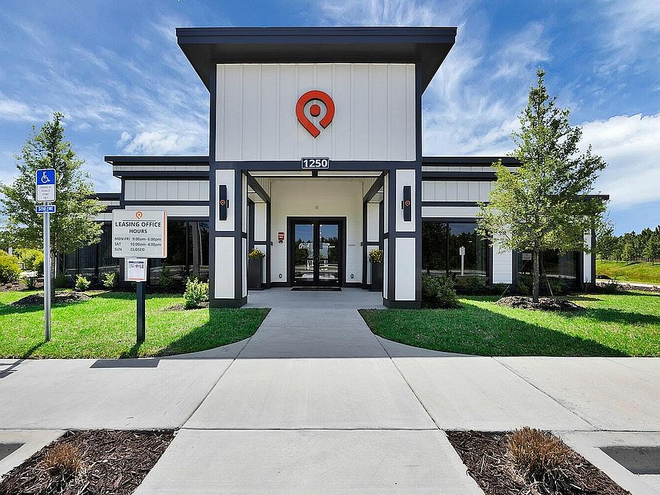 Pointe Grand Outdoor clubhouse