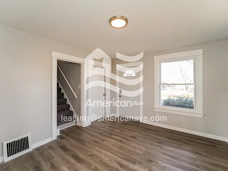 921584_004_wm_-_living_room_13421616.jpg