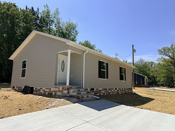 2nd image of 1115 Stewart Ln