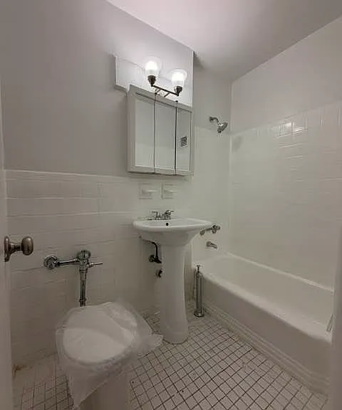 140-18 Burden Cres #2300 — Photo 4