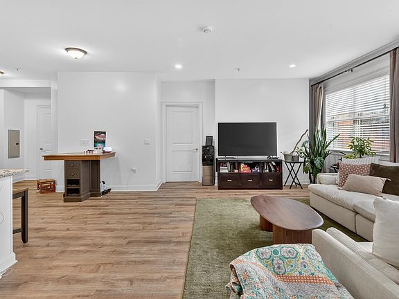 5th image of 140 36th St APT 202