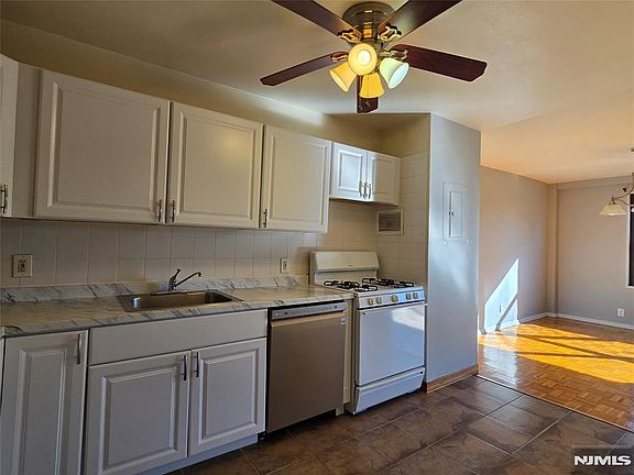 5th image of 2348 Linwood Ave APT 3L
