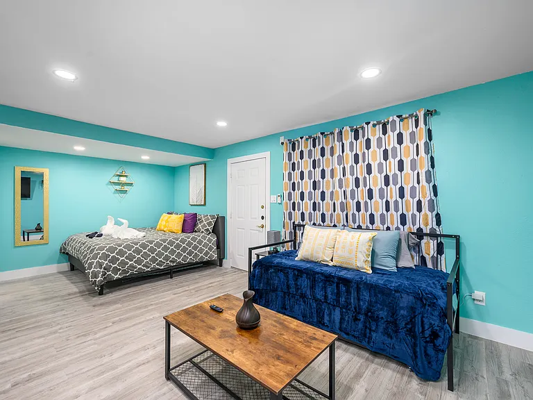 1118 Banks St #9 — Photo 13