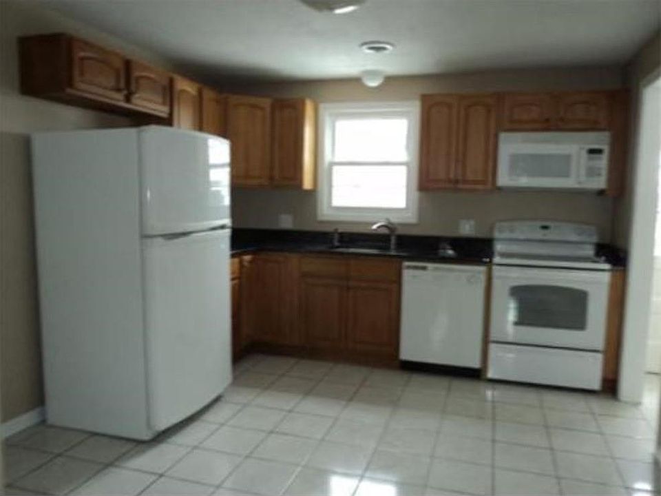 2nd image of 61 Pilgrim Cir #61