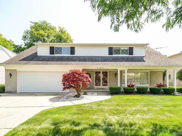 569 Perrien Pl, Grosse Pointe Woods, MI 48236