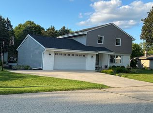 1026 Revere Dr, Oconomowoc, WI 53066