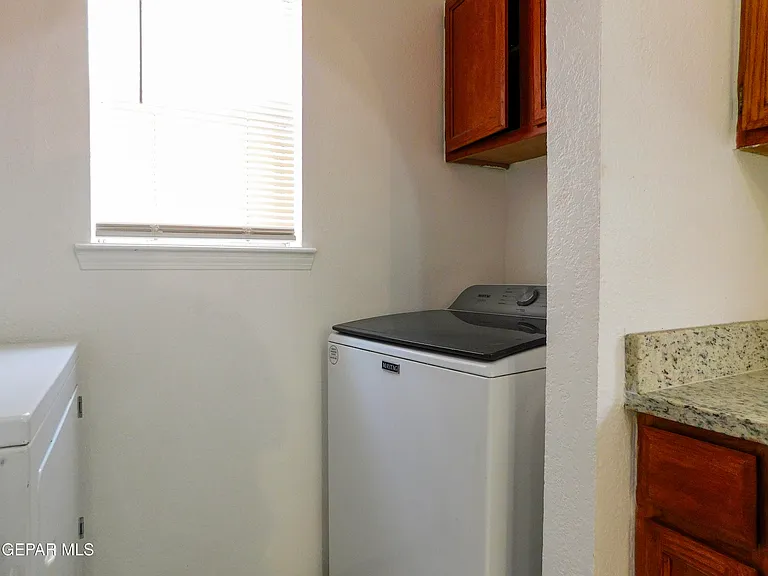 726 Medina St — Photo 17