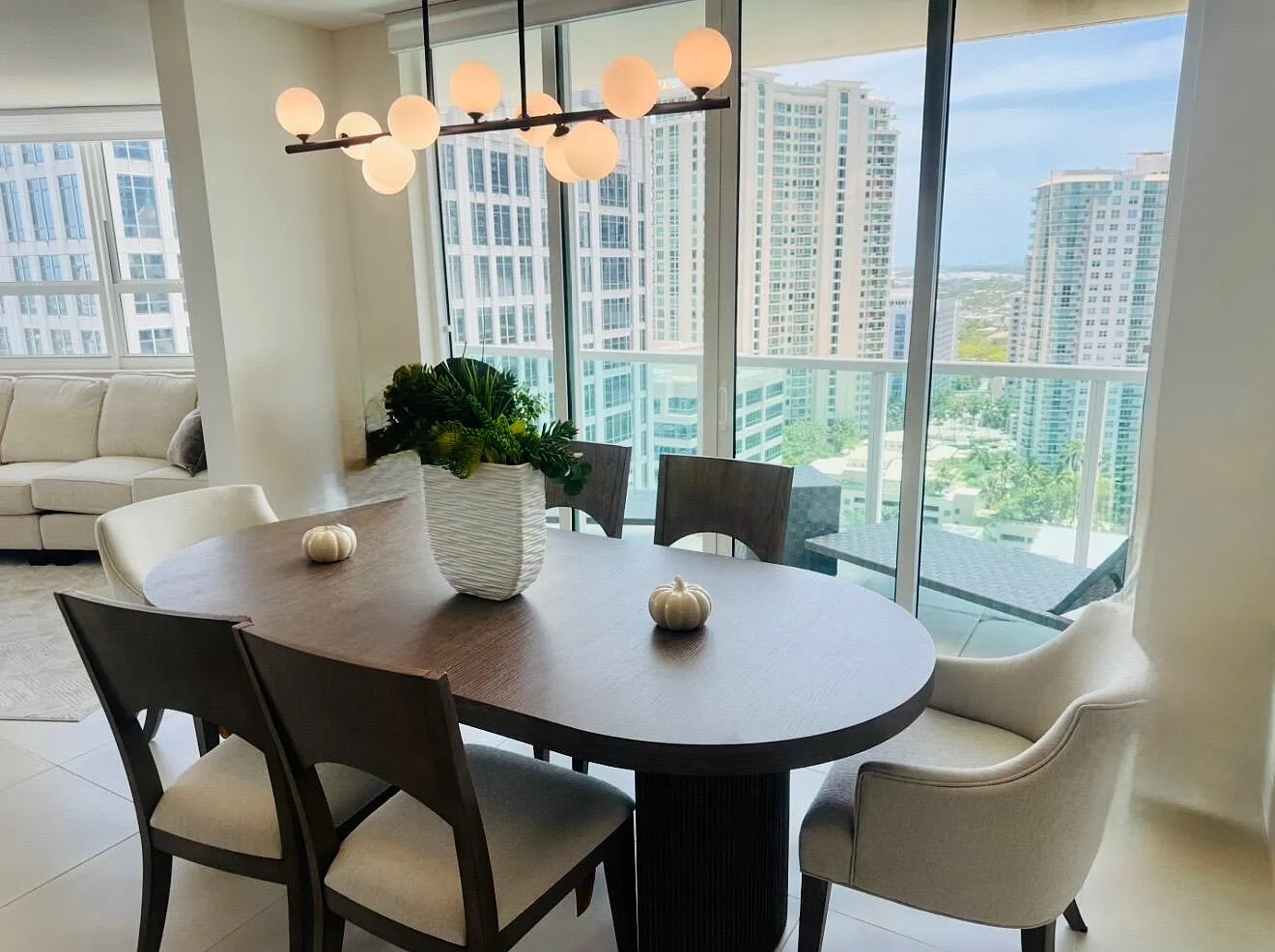 2 bed, 2.0 bath, 1297 sqft, $5,250 — Photo 3