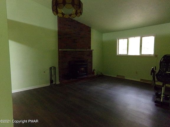 5th image of 173 Robbins Ln