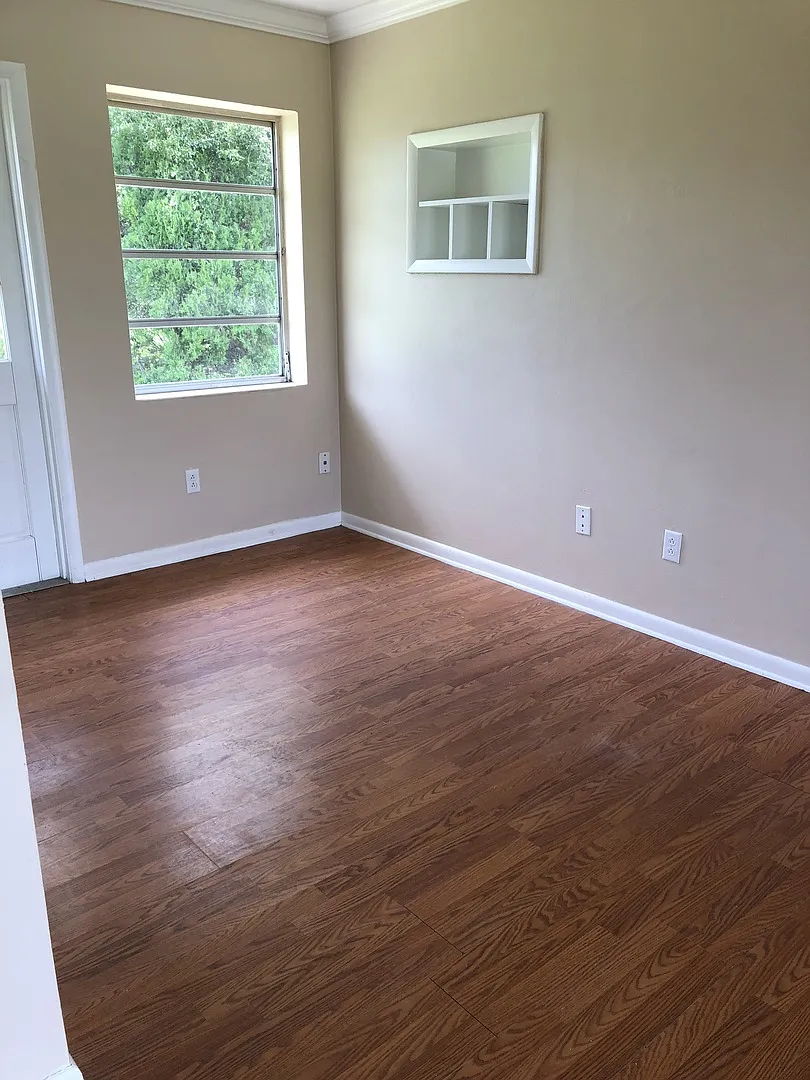 1st Month Free Rent 2 Bed 1 Bath Home | Pet Friendly | Washer Dryer Hook Ups | Section 8 Welcome — Photo 4
