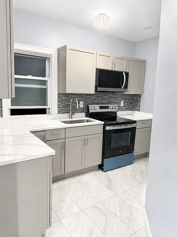 3 bed, 1.0 bath, 1325 sqft, $3,000 — Photo 2
