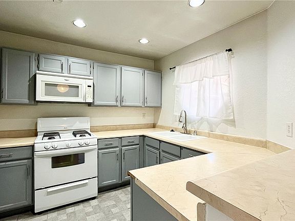 5th image of 5042 Rainbow Blvd #204