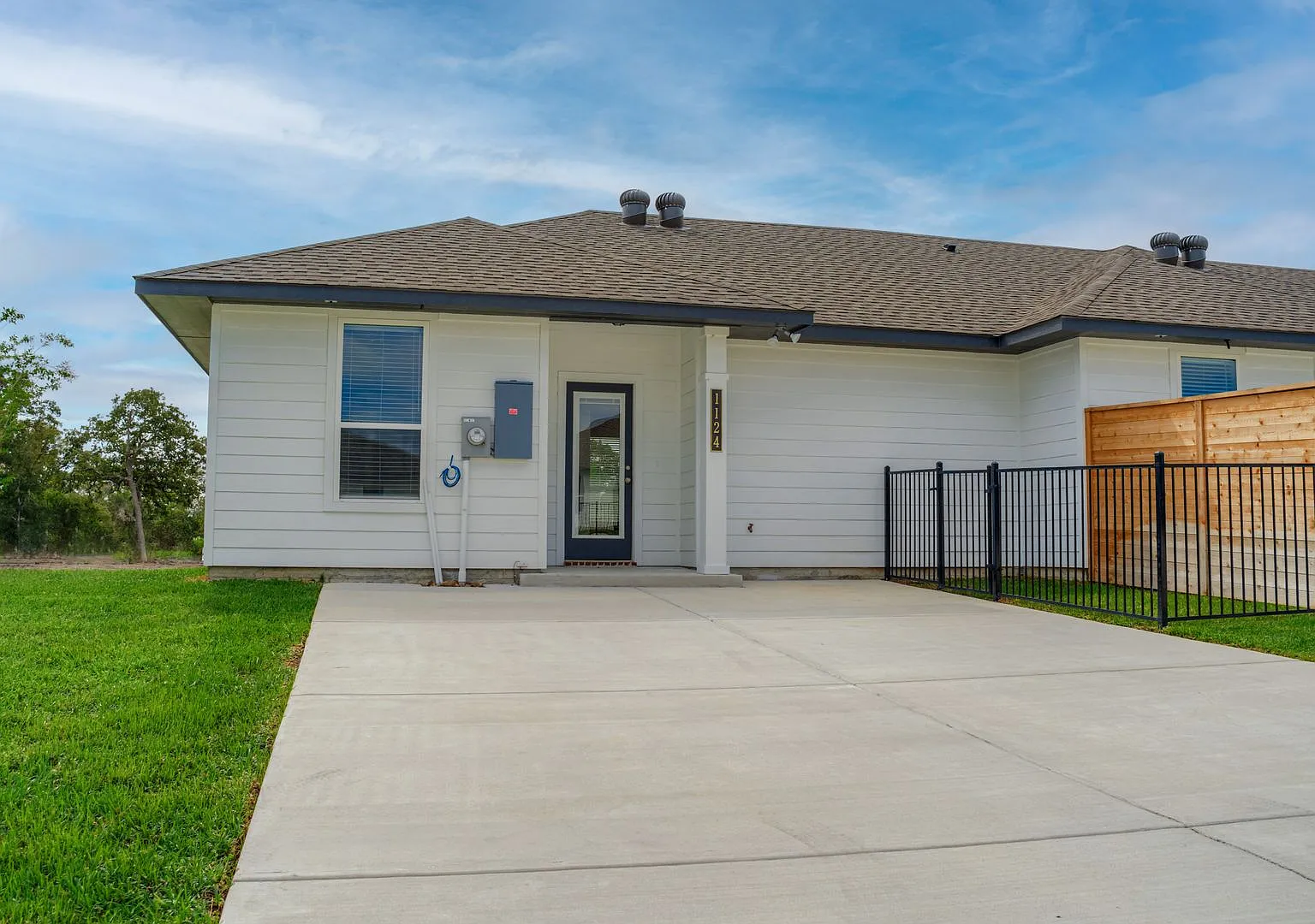 1126 Trellis Pass — Photo 2
