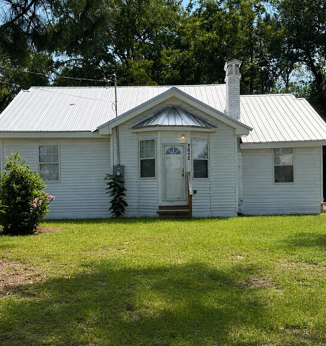 3 bed, 1200 sqft, $1,300 — Photo 1