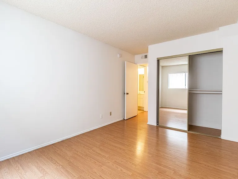 10845 Camarillo St — Photo 37