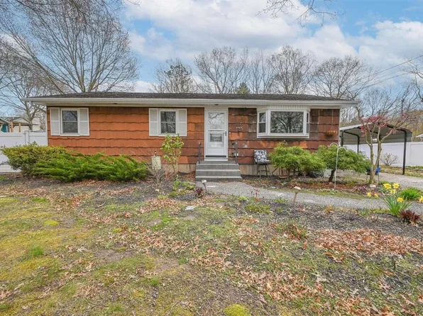 20 Hart Pl, Mastic, NY 11950