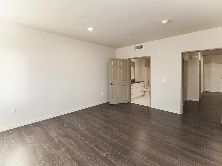 Sherman Oaks Place — Photo 21