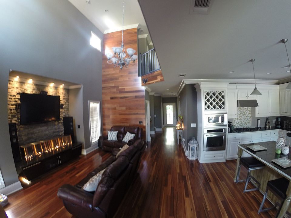 1st image of 310 N Village Dr