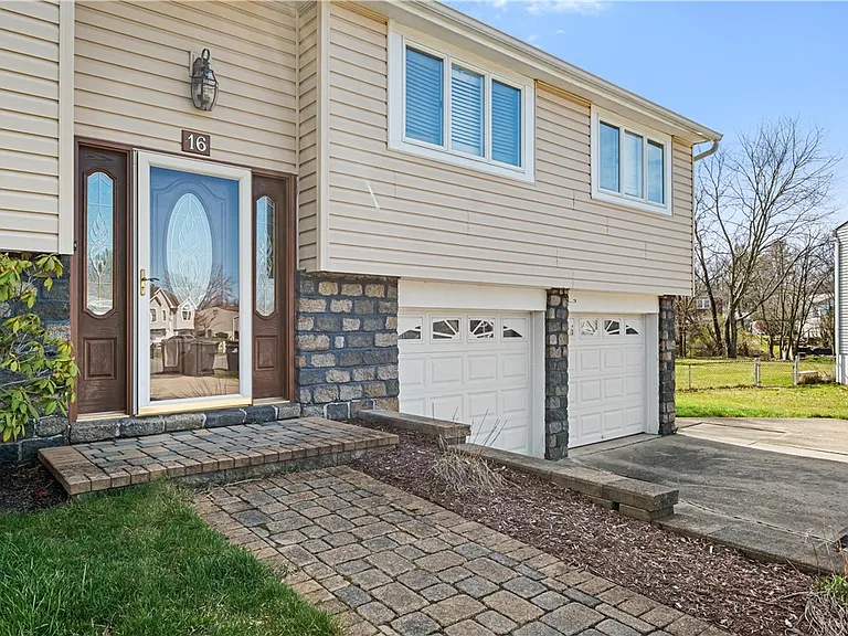 16 Wheatfield Dr — Photo 24