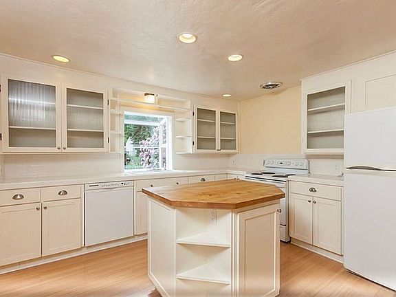 Country Kitchen with Island