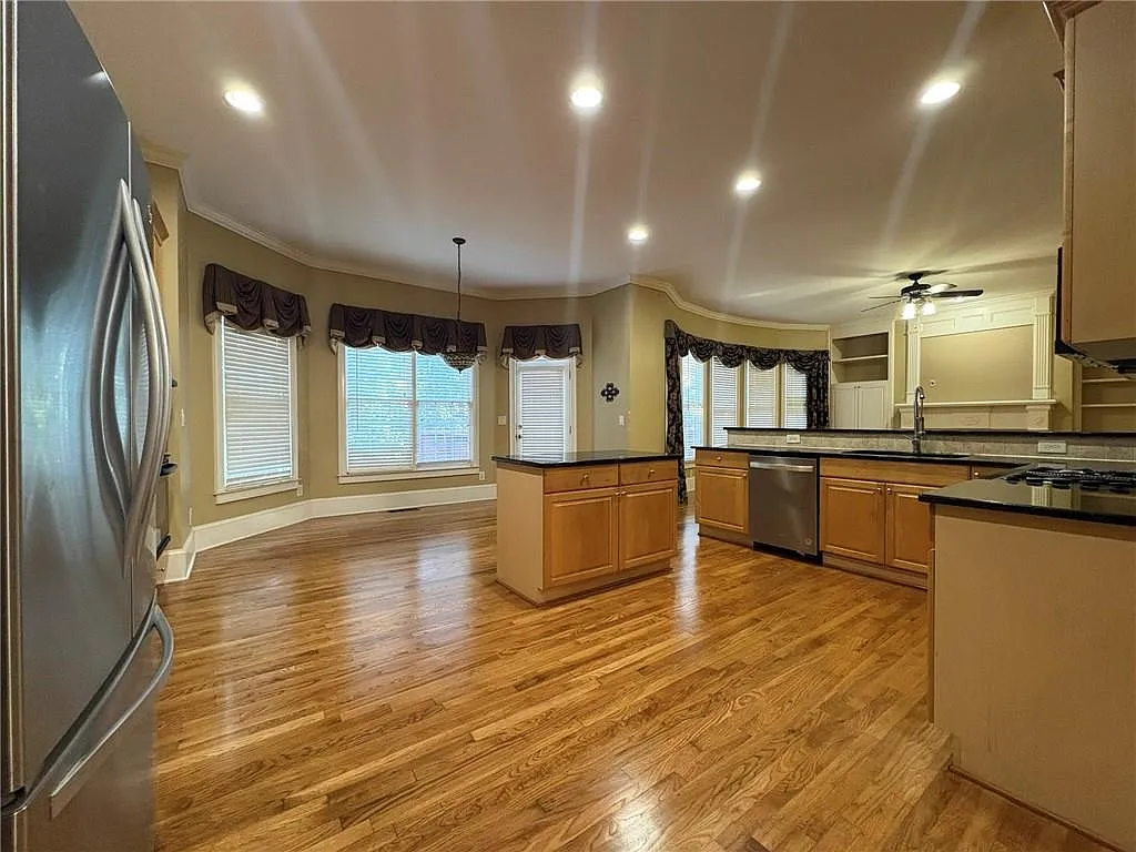 7 bed, 5.5 bath, 3470 sqft, $3,300 — Photo 4