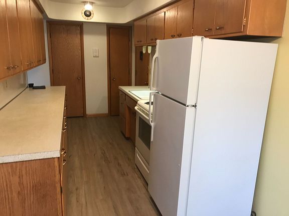 5th image of 996 Van Buren Ave #5