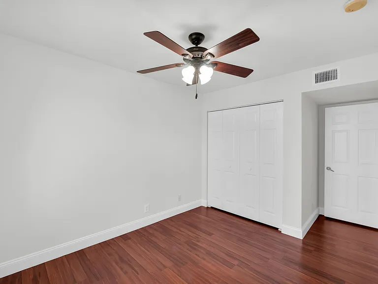 2581 Riverside Dr — Photo 14