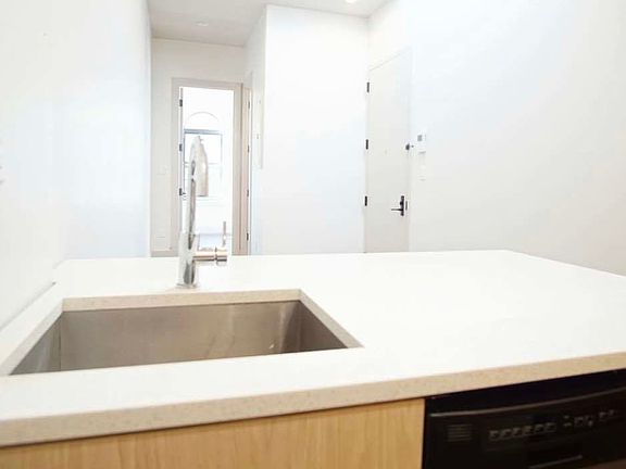 5th image of 1348 Hancock St #3
