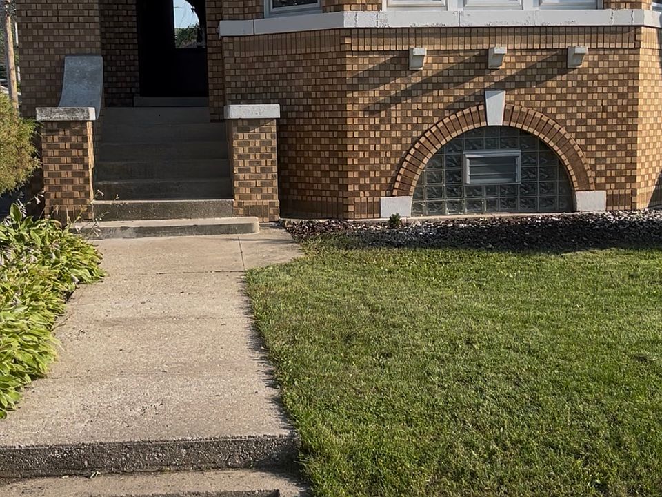 1st image of 5215 W Oakdale Ave #1
