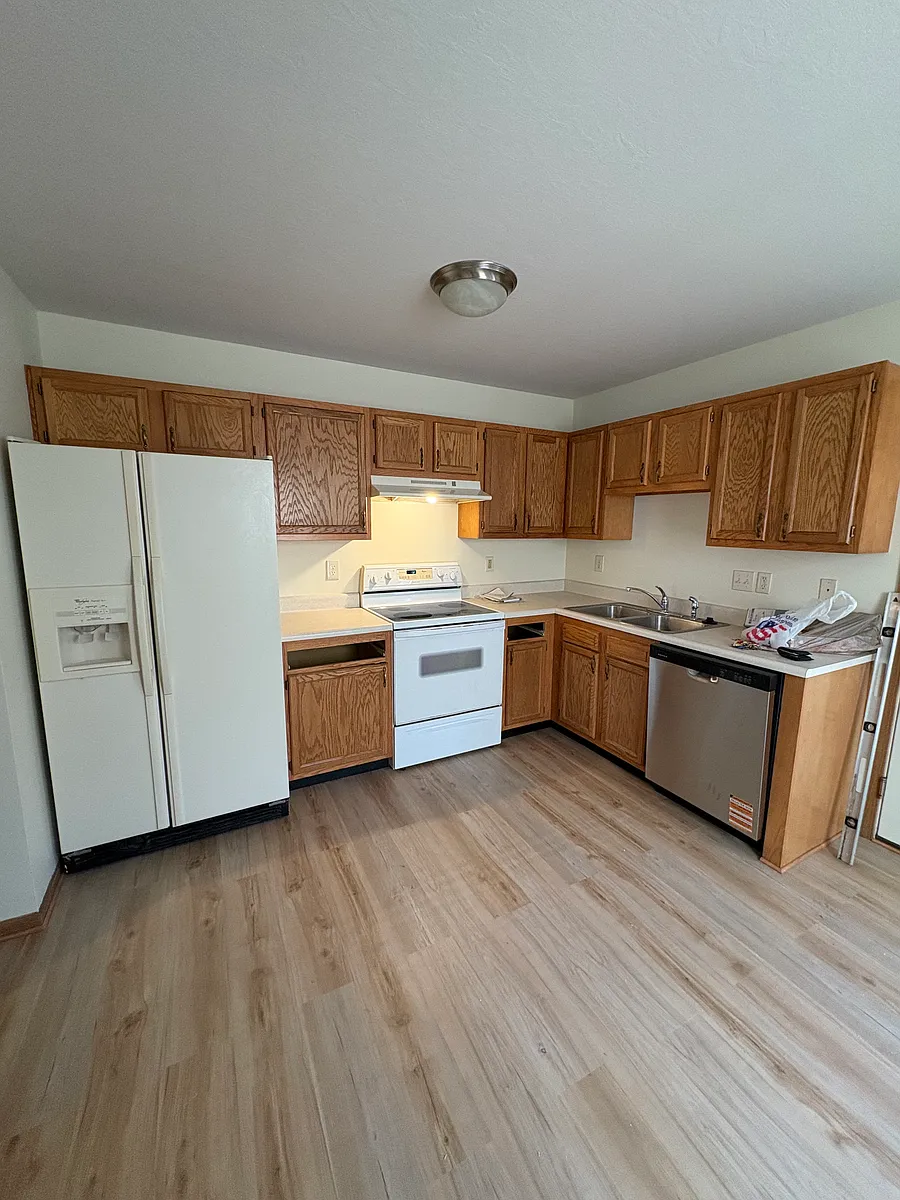Kitchen - 205 Warwick Ave #B