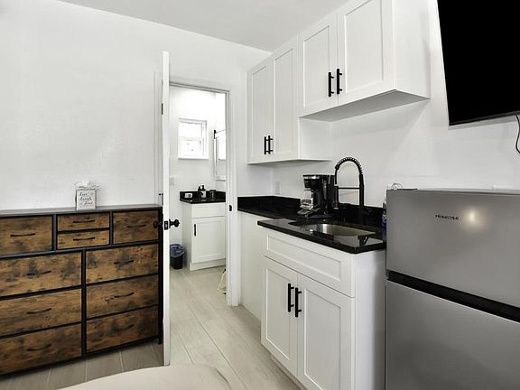 5th image of 3064 S Atlantic Ave Room 8