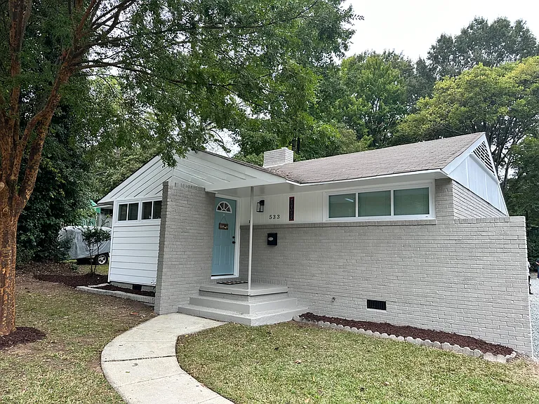 533 E Woodlawn Rd — Photo 1