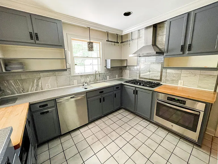 320 Leopole Rd — Photo 3