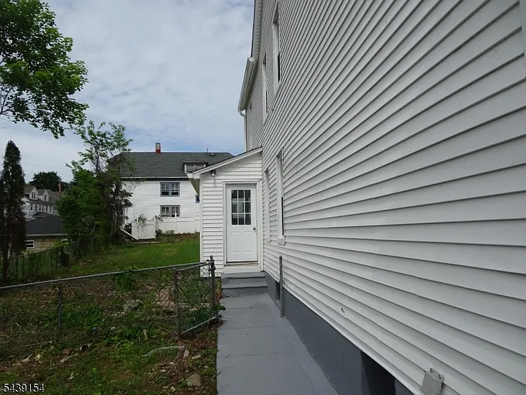 689 Sayre Ave — Photo 3
