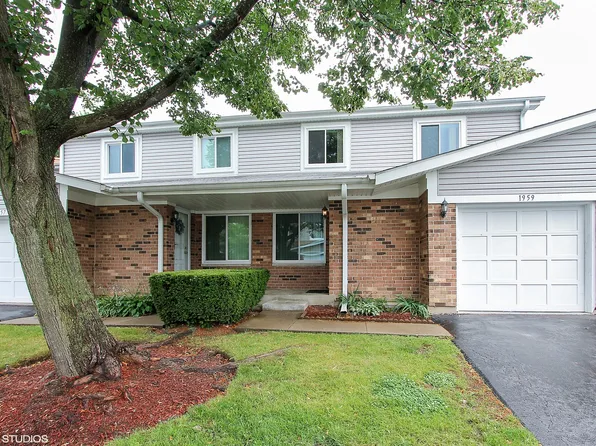1959 N Jamestown Dr, Palatine, IL 60074