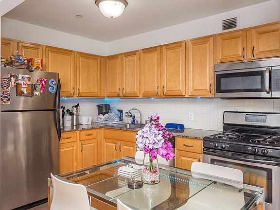 3rd image of 18-10 27th Ave APT 4C