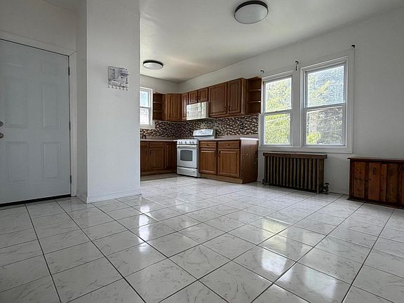 5th image of 704 W 1st St