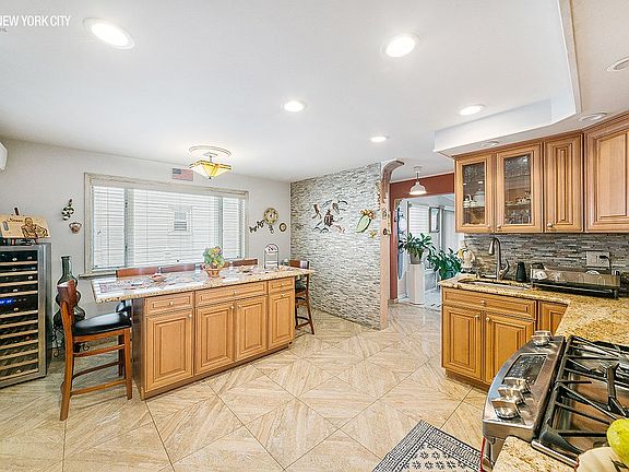 4th image of 2044 W 8th St #1