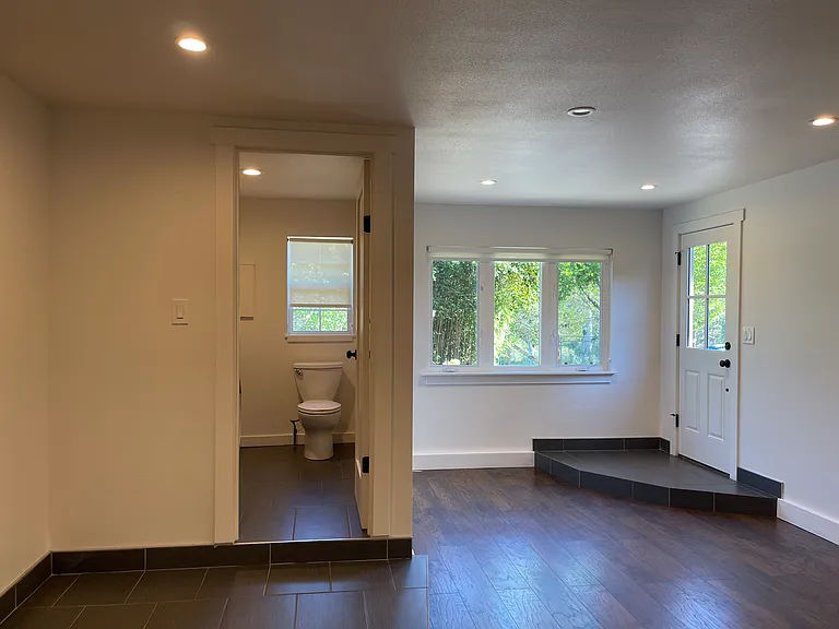 2334 Burnside Rd — Photo 44