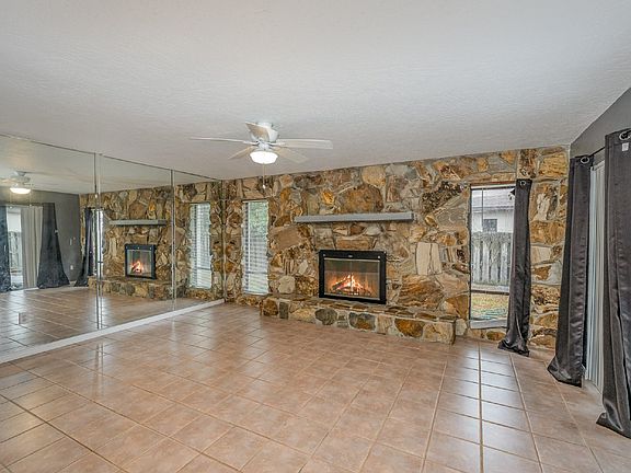 4th image of 696 Las Palmas Way