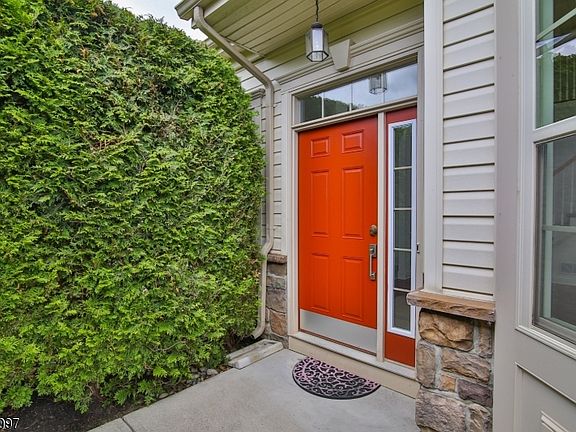3rd image of 523 Edward St