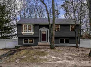 233 W Donna Dr, Egg Harbor City, NJ 08215