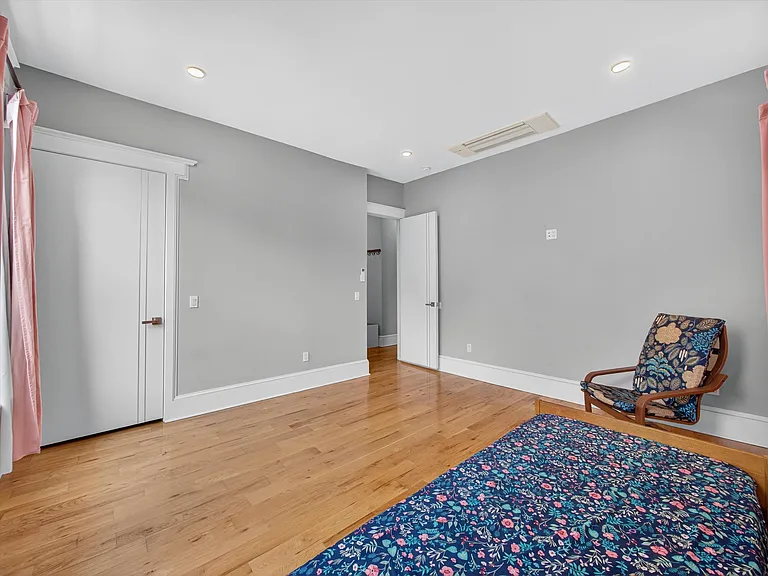 70 Sherman Pl — Photo 16