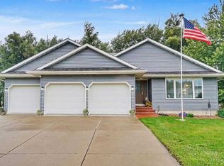 811 Valley Ct, Center Point, IA 52213