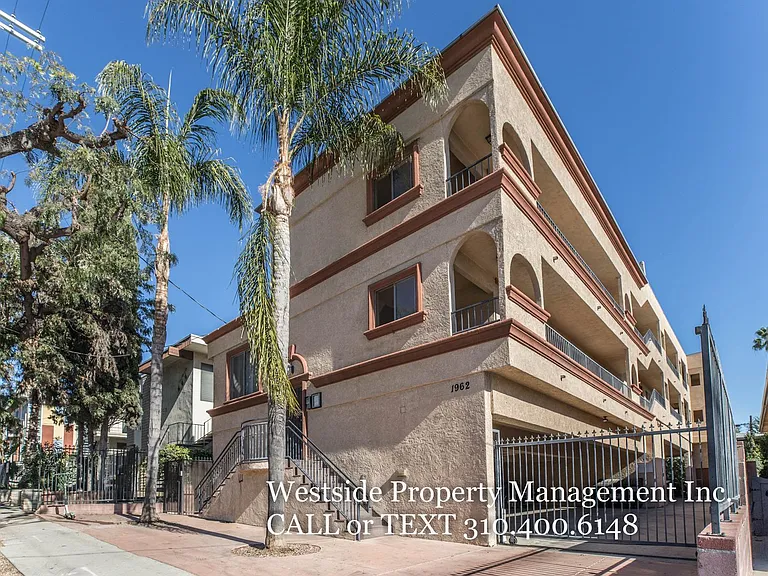 1962 N Beachwood Dr #201 — Photo 16