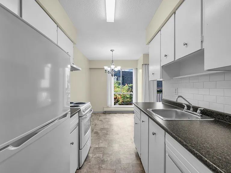 210 W 16th St — Photo 13